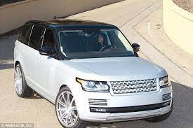 Kim Kardashian Visits Caitlyn Jenner S House In Her New Range Rover Dream Cars Range Rovers Kardashian Cars Range Rover