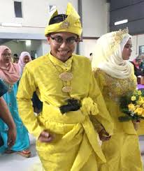Penasaran seperti apa pantun pengantin adat melayu? Gimik Pistol Ganti Keris Pengantin Ini Disoal Polis Mynewshub