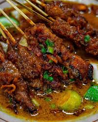 Alat ini berbentuk cembung dengan tambahan. 10 Makanan Khas Indonesia Anda Wajib Tahu