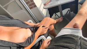 Exhibition vrai couple sur le balcon avant de baiser dans la chambre