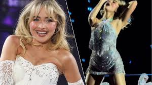 KIJK. Sabrina Carpenter onder vuur vanwege seksuele pose op het podium:  “Eén stap verwijderd van OnlyFans” | Celebrities | hln.be