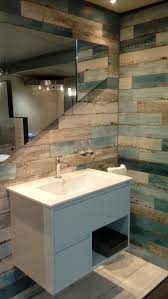 Waschtisch Mit Unterschrank Und Keramikwaschbecken Holzoptikfliesen Weiss Und Turkis Shabby Chic Badideen Gastebad Gaste Wc Fl Unterschrank Gaste Wc Waschtisch