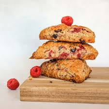 Scones Aux Framboises Et Au Chocolat Noir Tougo Recipe Clean Eating Breakfast Scones Chocolate Scones