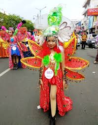 Gaun pesta muslim model mermaid tail sleeveless untuk kamu pemilik bentuk tubuh jam pasir rekomendasi model gaun pesta modern untuk wanita berhijab (foto: Kumpulan Desain Baju Pada Karnaval Batik Besurek Bengkulu 2016 Milda Ini