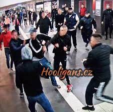 Hooligans prügeln sich und verletzen polizisten. Hooligans Cz Nemecko Essen Vs Schalke 28 09 2019 Facebook