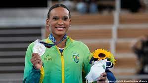 Ginasta rebeca andrade se classifica para os jogos de tóquio a paulista rebeca andrade, de 22 anos, venceu a prova do individual geral no pan de ginástica artística, disputado no rio de janeiro, e garantiu vaga para os jogos de tóquio. Ocnq7bdzkqbptm