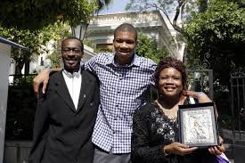 Giannis sina ugo antetokounmpo (/ˈjɑːnɪs ˈɑːntɛtəˈkuːmpoʊ/ greek: Nba Star Giannis Antetokounmpo S Father Dies At 53