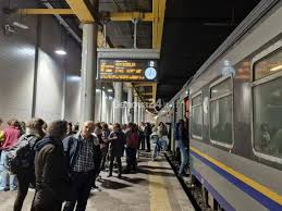 Treni fermi tra Voltri e Varazze: linea elettrica danneggiata da lamiera di  un camion divelta dal vento - Genova 24