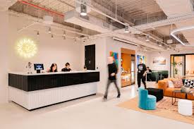 Wework purchases real estate space—sometimes just a floor or two in an office building—and transforms it into smaller offices. Wework ã‚¦ã‚£ãƒ¼ãƒ¯ãƒ¼ã‚¯ ã®é­…åŠ›ã¨ã¯ ä¼æ¥­äº‹ä¾‹ã‹ã‚‰è¦‹ã‚‹ æ–°ã—ã„ãƒ¯ãƒ¼ã‚¯ã‚¹ãƒšãƒ¼ã‚¹ã®å¯èƒ½æ€§ Wework