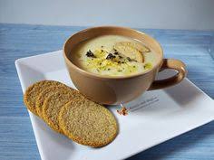 Completam gustul aromat cu 2 dovlecei, 2 cartofi, 1,5 litri supa de legume, 50 gr unt, 3 linguri ulei de masline, sare, 200 ml smantana dulce. Retete Supe Ciorbe