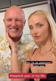 Conoció a un millonario por Tinder que podría ser su padre y la acusan de  cazafortunas: "Es amor genuino"