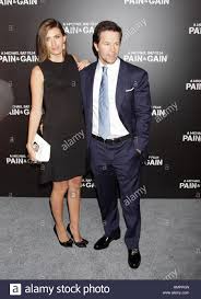 Mark wahlberg photographed by george holz in los angeles, 1997. Mark Wahlberg Und Seine Frau Rhea Durham Kommen Fur Die Premiere Des Films Schmerzen Gain Am 22 April 2013 In Hollywood Kalifornien Foto Von Francis Specker Stockfotografie Alamy