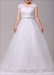 Wählen sie den passenden reifrock zu ihrem brautkleid. Brautkleid Mit Spitzentop Fur Kurvige Figur Lafanta