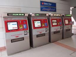 Calon penumpang membeli tiket mrt di anjungan tiket mandiri di salah satu stasiun di kuala lumpur, minggu (10/2/2019). Lrt Monorail Ktm Bus Di Kl Malaysia Chofriscapatricia