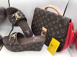 معلومات عن الاإعلان متجر متنوع شنط ساعات شوزات مكياج بأسعار في متناول اليد Rooze 2015 Louis Vuitton Monogram Vuitton Louis Vuitton