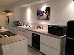 Cuisine Dans Maison Ancienne Plans De Travail En Pierre Timbre D Office Villeroy Boch Sol En Carreaux De Cuisine Moderne Amenagement Cuisine Cuisines Deco
