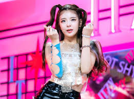 Itzy Pics On Twitter Itzy Girl With Pigtails Kpop Girls
