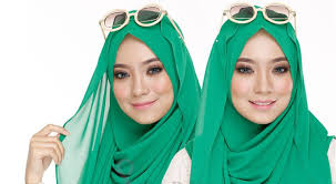 Sebenarnya, saya cuma belajar daripada youtube dan rujuk dengan gambar saja. Cara Lilit Tudung Mengikut Bentuk Muka Azhan Co