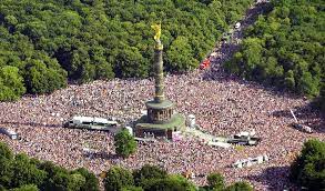 Zwei kassettenrekorder auf den ladeflächen alter busse helge birkelbach hatte schon bei der letzten love parade am ku'damm mit einer halben million teilnehmern genug. Als Die Liebe Durch Berlin Tanzte B Z Berlin
