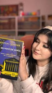 *El mundo de Sofía* es una novela filosófica de Jostein Gaarder que sigue a  Sofía, una adolescente que recibe cartas misteriosas sobre filosofía. A  medida que avanza en su aprendizaje, descubre que su ...