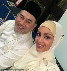 Sultan of kelantan sultan muhammad v, 50, has divorced his wife, former russian beauty pageant contestant rihana oksana voevodina, 26, after a marriage of just over a year. Russian Beauty Queen Who Married Ex King Of Malaysia Screamed At By Woman Claiming To Be His Wife Daily Mail Online