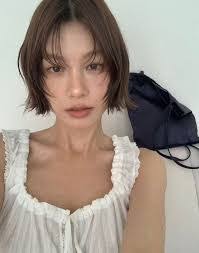 Lindsay Cummins's Instagram, Twitter & Facebook