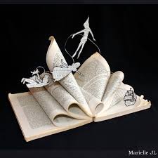 Livre D Artiste Peter Pan Livre D Art Livre Detourne Cadeau De Naissance Original Livre Decoupe Scu Art Sur Livre Art Du Pliage De Livres Livre Sculpte