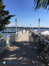 Alster — alster, fluß, in holstein entspringend, mit der trave durch einen kanal verbunden, bildet vor hamburg einen see, die außenalster, in hamburg das becken binnenalster, ergießt sich nach 5 m. Hamburgs Herz Einmal Um Die Alster