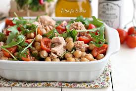 Una ricetta estiva, sostanziosa a base di foglie di rucola, tonno sott'olio, olive nere, pomodorini e ceci lessati. Insalata Di Ceci Estiva Con Tonno Tutto Fa Brodo In Cucina