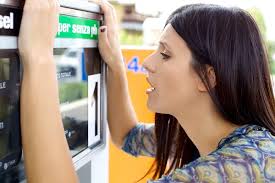 Donna che cerca di distruggere la stazione di servizio con l'ombrello —  Foto stock di © fedemarsicano #27462665
