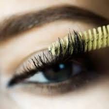 so zauberst du dir mit einem wattepad lange traum wimpern wimpern farben wimpern verlangern wimpern
