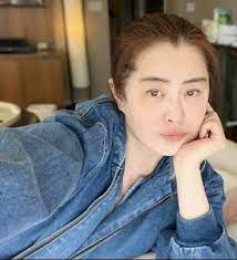 王祖賢自 1985 年連續與周潤發合作多部電影，在當時留下了合影。 頂著俏麗的劉海造型，讓王祖賢看起來超清新。 而與她同框的不是別人，是超大牌港星周潤發，兩人在 1980 年代晚期合作了多部電影，估計是當時所留下的合影。 çŽ‹ç¥–è³¢joey Wong Home Facebook