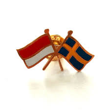 Sejumlah pemuda tampak berdiri di sebuah tempat. Jual Info Terbaru Lencana Pin Crossflag Indonesia Swedia Lencana Bendera Kerjasama Indonesia Sweden Bergaransi Ralali Com Harga Grosir 2021 Ralali Com