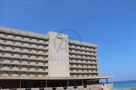 Kapalı maraş ile ilgili toplantının yapıldığı otelin yapımına 1953 yılında başlandı. Kapali Maras 46 Yilin Ardindan Kademeli Olarak Acildi