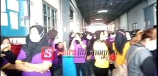 Langkah phk massal dilakukan oleh shyang yao fung yang memproduksi brand faktor upah murah menjadi alasan banyaknya pabrik sepatu yang relokasi dari banten dan jawa barat ke wilayah jawa tengah. Karyawan Pabrik Pt Shou Fong Lastindo Di Kanor Lakukan Unjuk Rasa Suarabojonegoro Com