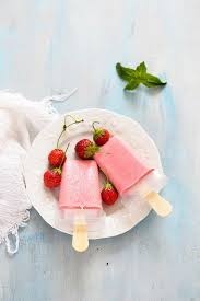 Pour cela, rien de plus simple, il suffit de congeler les fruits que l'on souhaite transformer en glace. Batonnets Glaces Fraise Yaourt Sans Sorbetiere Un Dejeuner De Soleil