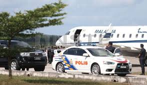 Dalam video tersebut, bekas perdana menteri itu dirakam sedang. Dr Mahathir Tiba Di Johor Bagi Menghadap Sultan Ibrahim