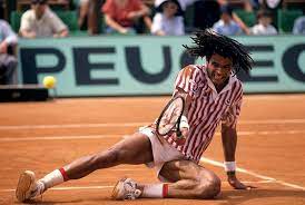 Yannick noah prouve que l'on peut se réinventer, après le tennis il conquit le monde de la musique avec brio et montre petit à petit l'étendue de ses talents artistiques et humains. Yannick Noah 1988 Bild Kaufen Verkaufen