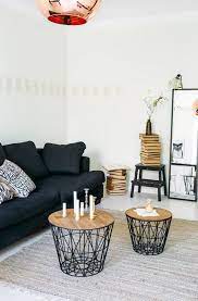 Grand salon lumineux avec un parquet en bois clair un canapé panoramique de couleur grise style scandinave ambiance hygge avec coussins assorti aménagement studio avec escalier bois avec rangement sous escalier, deco cuisine noir et blanc avec suspensions noires au dessus dun ilot. Du Cuivre Pout Reveiller La Deco Planete Deco A Homes World Idee Deco Salon Deco Salon Deco Appartement