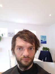 Nógv havi eg roynt gjøgnum ár og dag. Eg minnist enn, tá eg við bivandi  hjarta tók kamb og saks í hond fyri fyrstu ferð og skuldi klippa eina  ordiliga "frisyru". Tađ