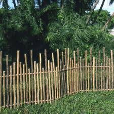 Rustic Eucalyptus Fence Could Also Do With Bamboo Gartenzaun Ideen Bauernhof Zaun Moderner Zaun