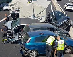 Tamponamento tra due camion nel primo pomeriggio sull'autostrada a11 in direzione di firenze, nei pressi dello svincolo per. Incidente Tra Un Tir E Quattro Auto Sull A11 Tra Montecatini E Pistoia La Repubblica