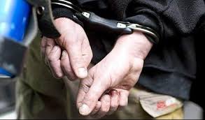 Na urgentnom je zabeleženo da je imao modrice po. Krio Se Od Policije Mesec Dana Ali Nije Uspeo Da Se Sakrije Uhapsen Mladic Iz Nisa Koji Je Ubacio Baklju U Taksi I Tesko Povredio Vozaca Informer
