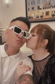 Ảnh sao 3/9: Tuấn Hưng tình tứ bên vợ