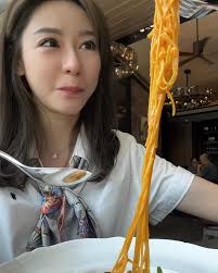 Sharon Luk 陸詩韻- #食意粉一定要用叉😂 #食意粉食到咁既樣😂