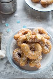 Queste ciambelle fritte con le patate sono un ricordo d'infanzia, quando avevamo voglia di lavorare molto bene fino a che non avremmo un bell'impasto liscio, deve essere morbido ma non appiccicoso. Ciambelle Fritte Di Ricotta E Arancia Senza Grassi E Senza Lievitazione