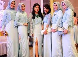 Beragam desain modern dan elegan menjadikan baju brokat muslim ini cocok untuk dipakai di berbagai moment atau. Model Gamis Brokat Untuk Acara Wisuda Gaun Batik Gaun Pengantin Terbaik Pakaian Modern