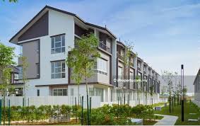 *5 min drive to jaya grocer mutiara tropicana *5 min drive to gamuda quayside mall *85 acres lake garden *club house facilities next year *easy accessibility via highways :skve, elite. Arahsia Tropicana Aman Kota Kemuning Intermediate 3 Sty Terrace Link House 6 Bedrooms For Rent Iproperty Com My