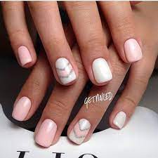 Uñas rosas en degrade con blanco muy elegantes para usar todos los días. Manicura Cuadrada En Rosa Natural Dos Unas En Blanco Una De Ellas Contra Zombi Abierto Rosa Rodeado Complet Manicura De Unas Manicura Manicura Para Unas Cortas