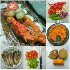 Sambal is a chili sauce or paste, typically made from a mixture of a variety of chili peppers with secondary ingredients such as shrimp paste, garlic, ginger, shallot, scallion, palm sugar, and lime juice. Resep Pepes Pindang Tongkol Bahan 4 Resep Dapur Bunda Facebook